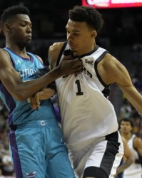  文班亚马当选年度最佳新秀并入选一阵  