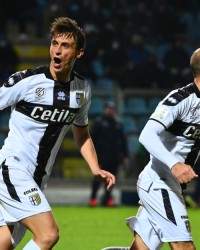  布雷斯特门将超神扑救零封巴黎  