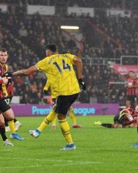  阿森纳门将低级失误，伯恩茅斯补时扳平抢关键一分  