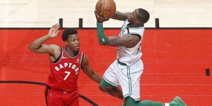  76人绝杀猛龙登顶东部榜首  