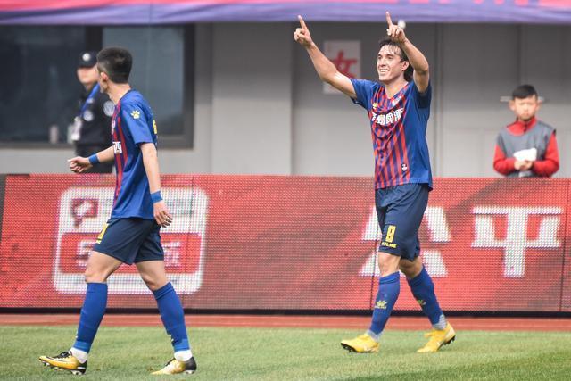  兰斯新援首秀破门展现个人能力  